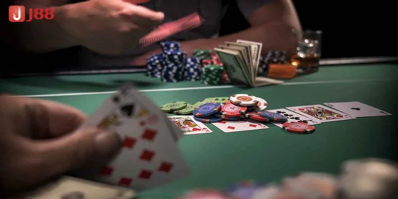 Chơi Poker Đúng Cách Như Thế Nào? Hé Lộ Từ Cao Thủ J88 2 Chơi Poker đúng cách đầy sự kịch tính và cực hấp dẫn.